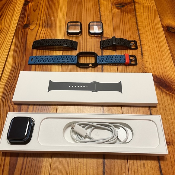 APPLE WATCH 7 45mm WITH ACCESSORIES BUNDLE - Picture 3 of 12